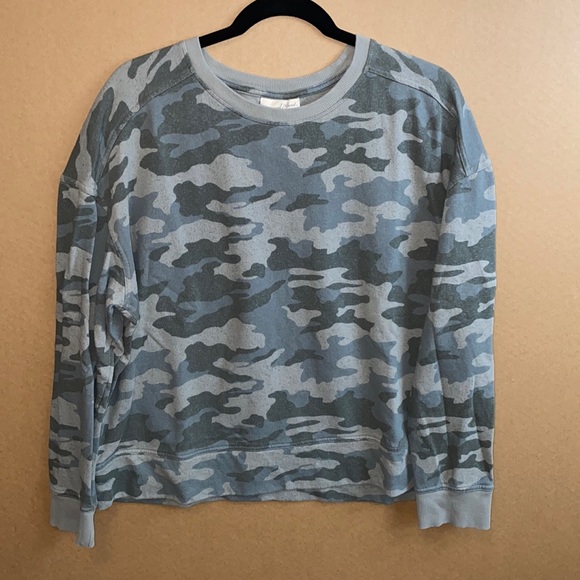 Universal Threads Camo Sweatshirt. Size: Large - Picture 3 of 7